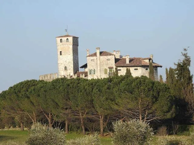 Castello di Villalta a Fagagna: storia, saloni affrescati e Ippolito Nievo