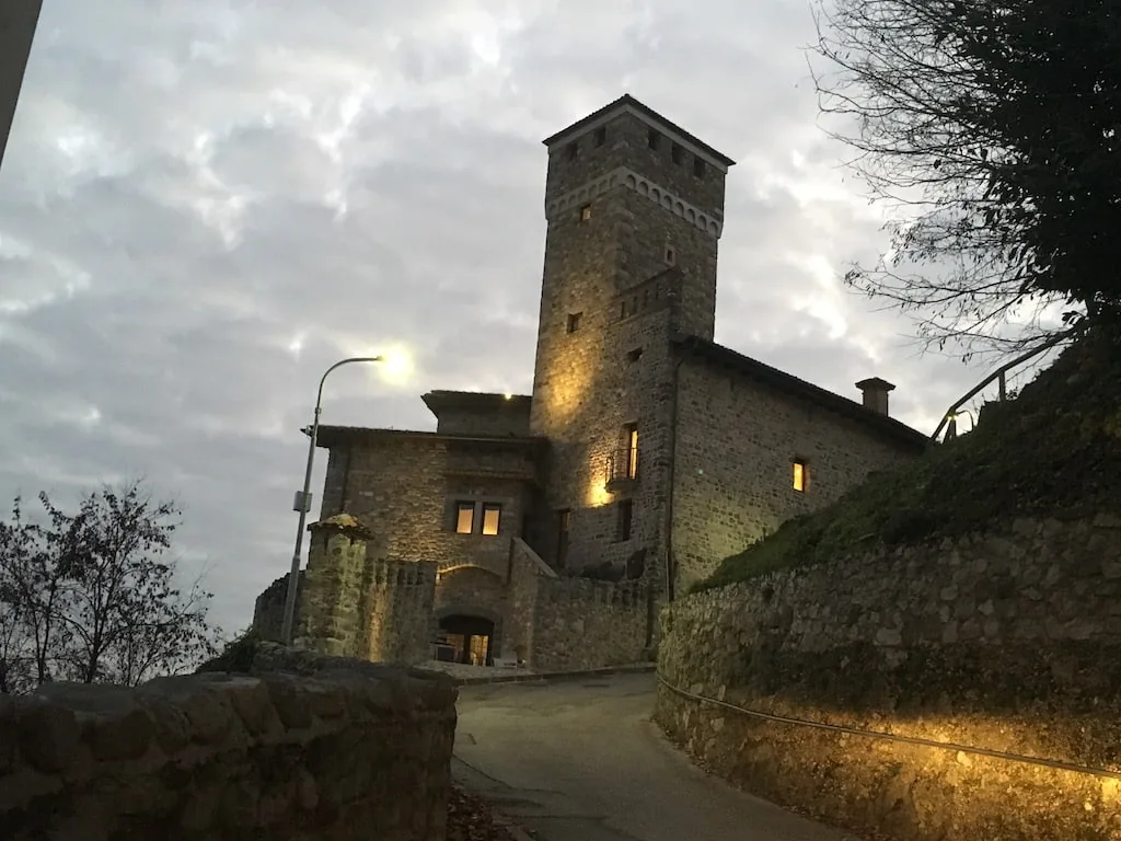 Castello Savorgnan di Artegna: storia longobarda, scavi e vista sulla pianura