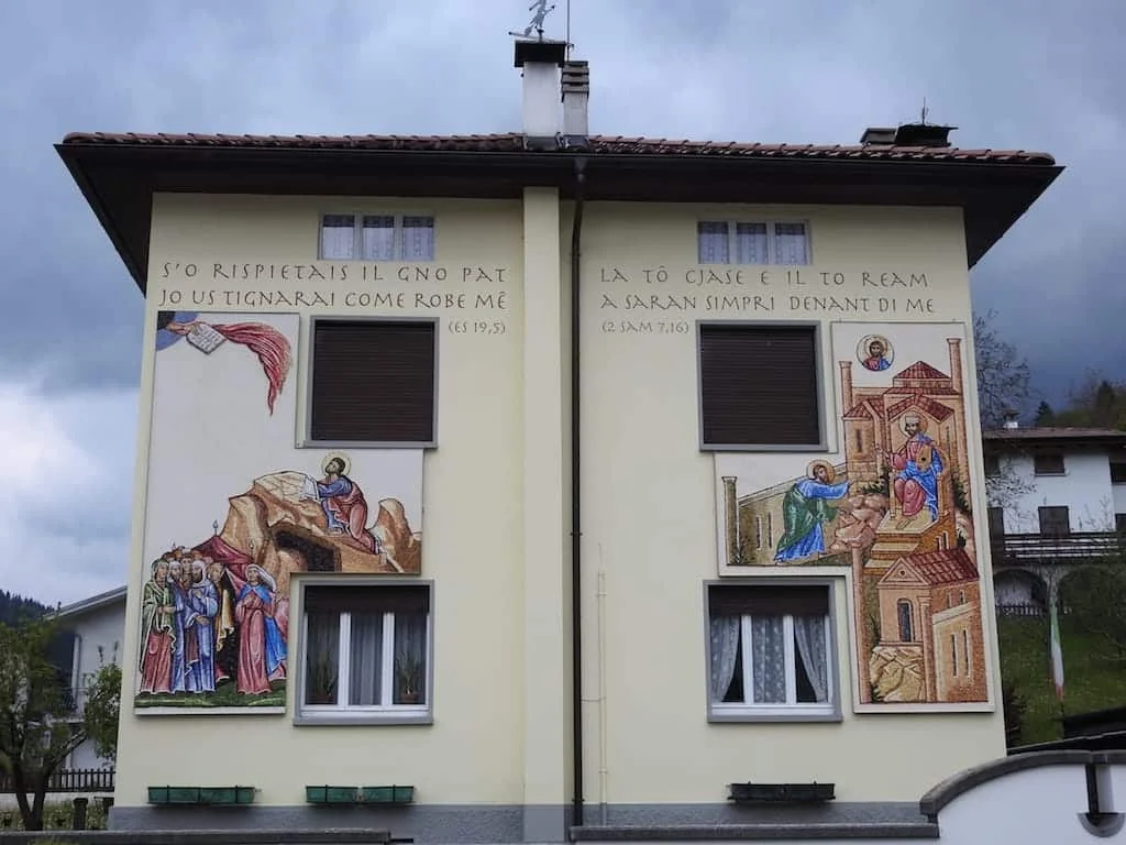 Cercivento: mosaici e affreschi della Bibbia a cielo aperto