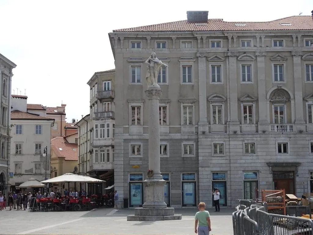 Colonna di Carlo VI a Trieste: storia del monumento di piazza Unità