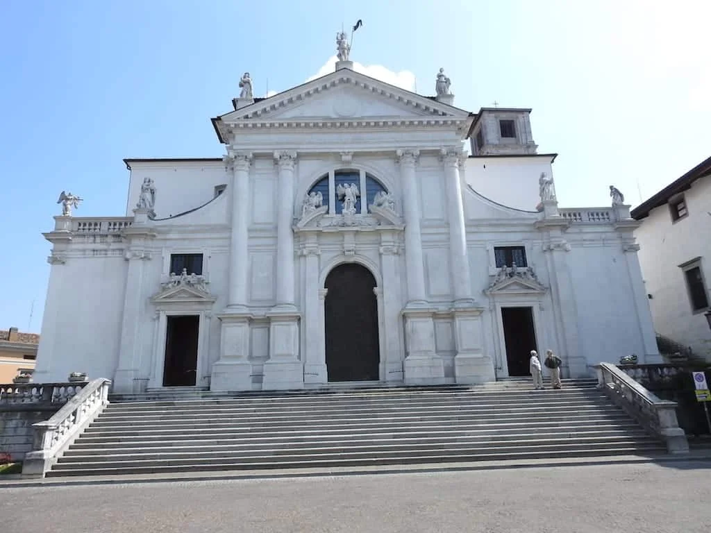 Il Duomo di San Daniele e le rovine del Castello