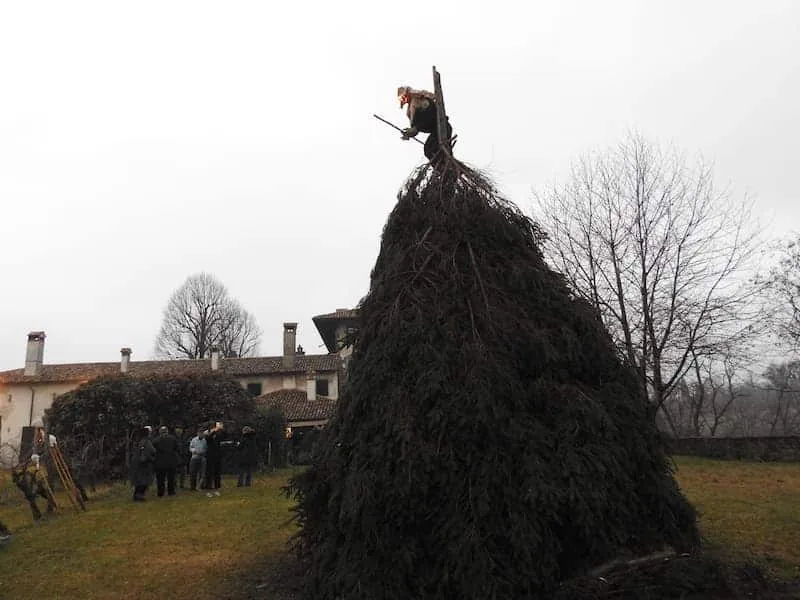 La vera storia della Befana: origini, calza, carbone e filastrocca