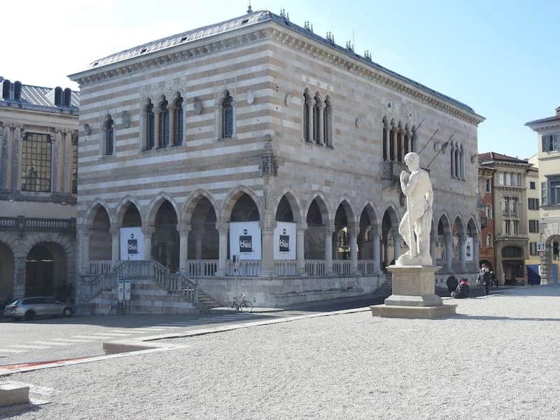Loggia del Lionello: architettura e storia a Udine