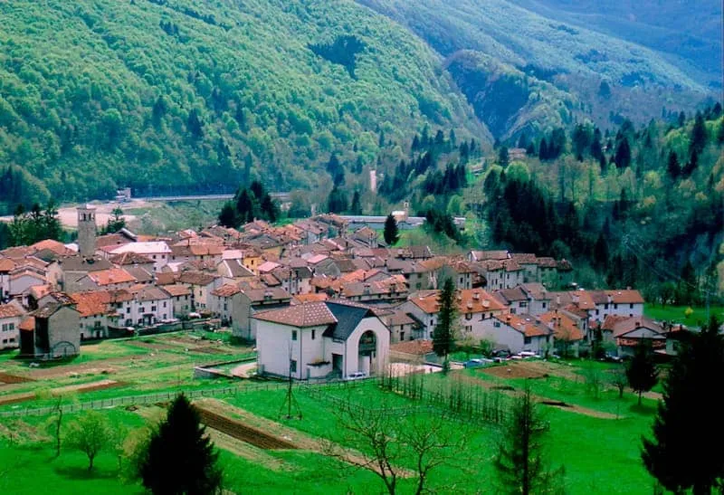 Andreis: architettura in pietra e sentieri in Valcellina