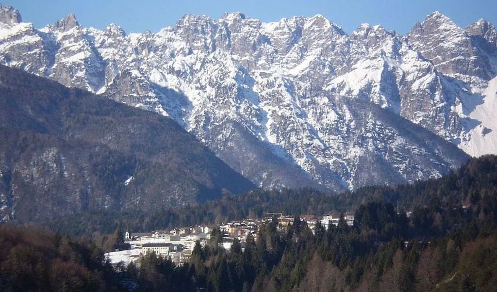 Forni di Sotto: il borgo risorto dalle ceneri nelle Dolomiti Friulane