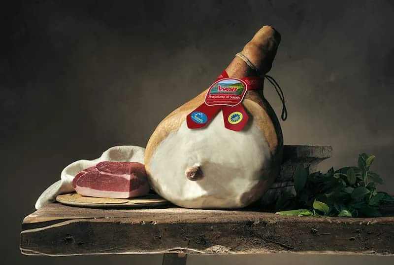 Prosciutto di Sauris IGP: affumicatura al faggio e doppia tradizione