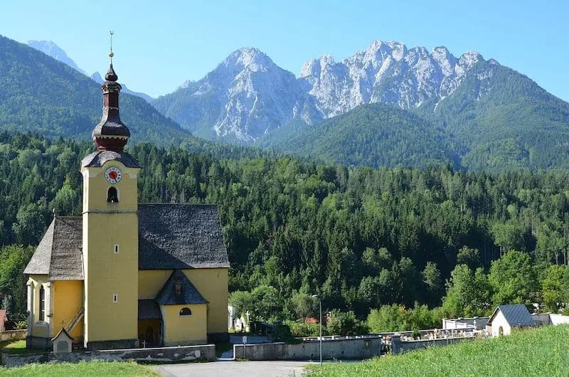 Fusine in Valromana: archeologia industriale e orme glaciali