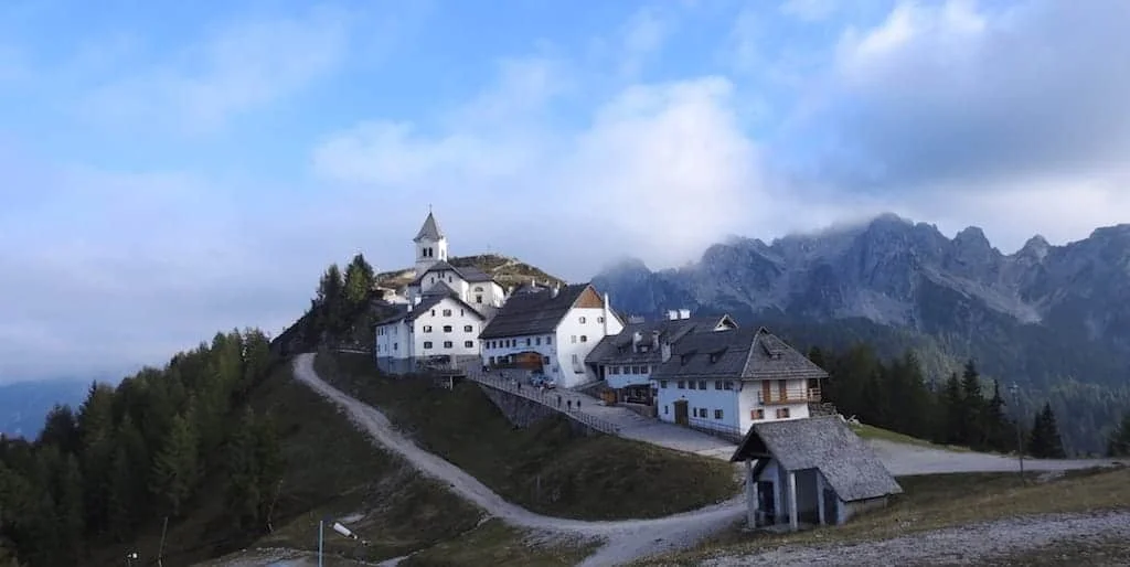 Il Monte Lussari a Tarvisio: santuario e orografia - Montagna & Trekking in Friuli Venezia Giulia