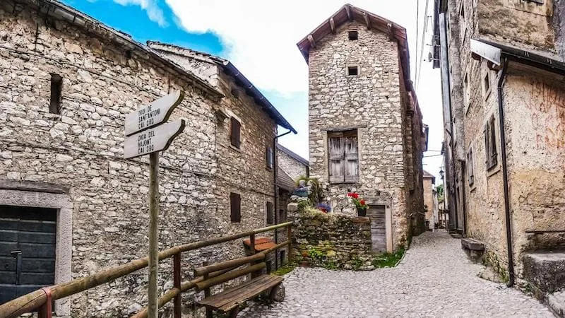Erto e Casso: guida tra Vajont e architettura in pietra