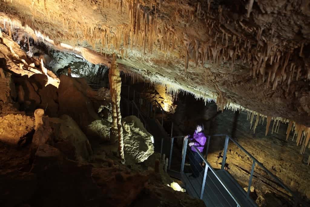 Turista nelle Grotte di Villanova