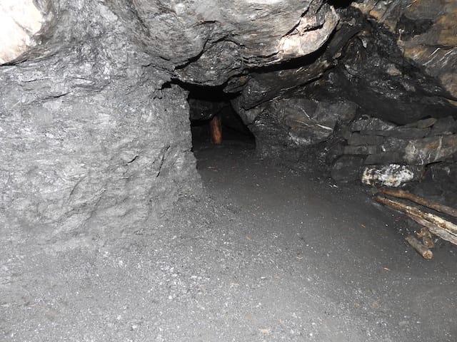 Uno degli scavi dei minatori