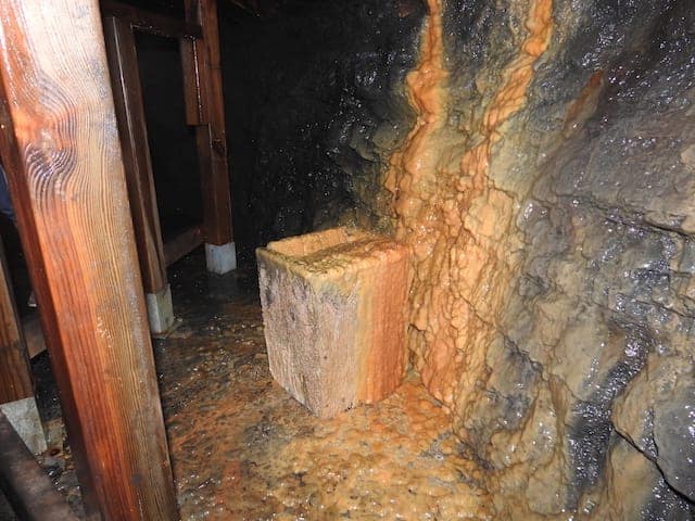 Scatola di legno dimenticata dai minatori