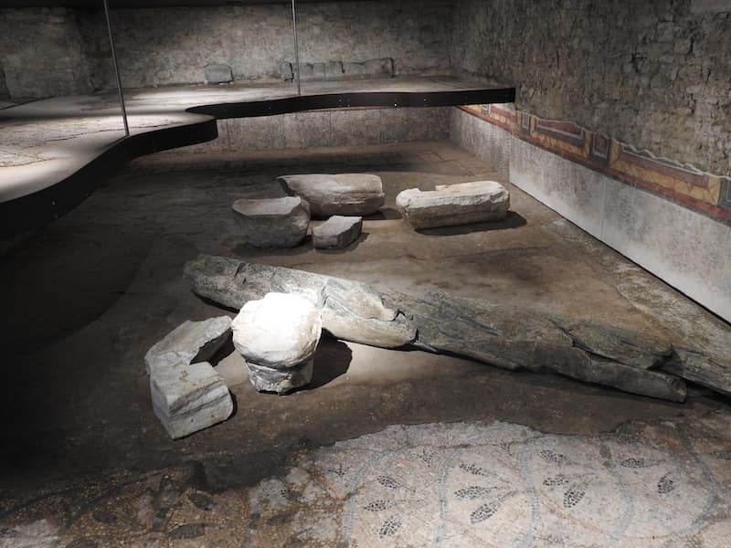opere d'arte nella cripta degli scavi