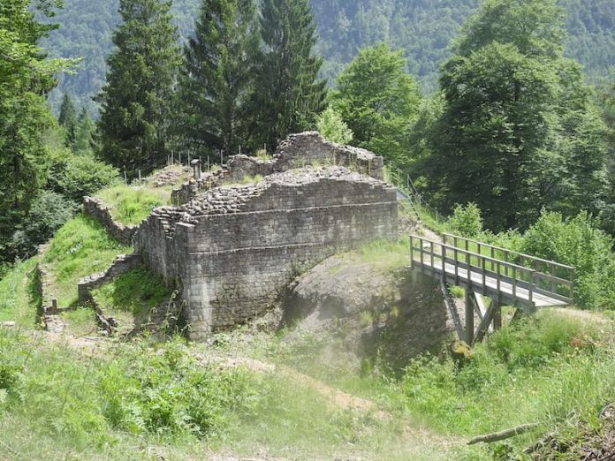 Il castello medievale di Sacuidic